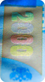Смена цвета цифр при повороте банкноты
