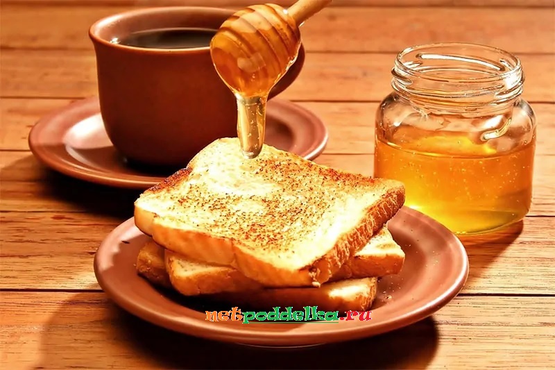 Нанесение мёда на хлеб