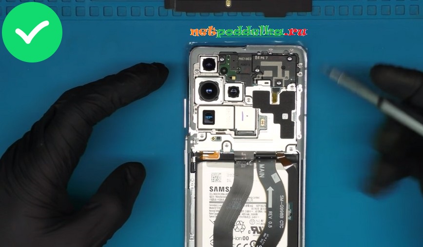 Сложности снятия батареи на современном смартфоне Самсунг Галакси