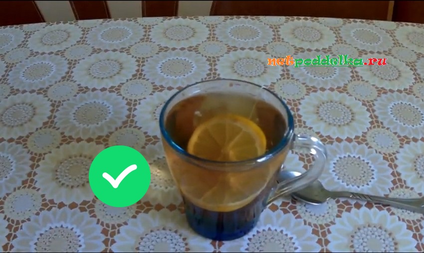 Опускание лимона в заваренный чай