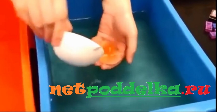 Изъятие готового поддельного яйца без скорлупы