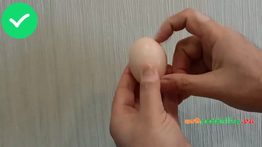 Трение яйца ногтем