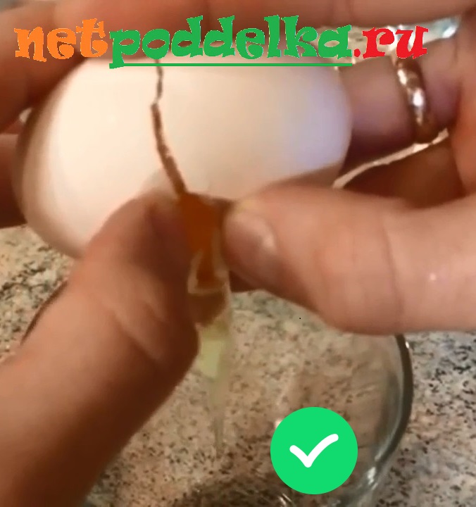 Вытекание густого белка натурального яйца