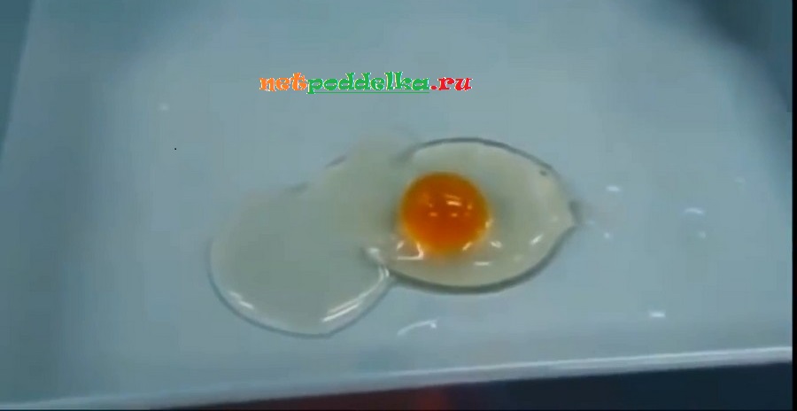 Вытекание поддельного яйца из оболочки