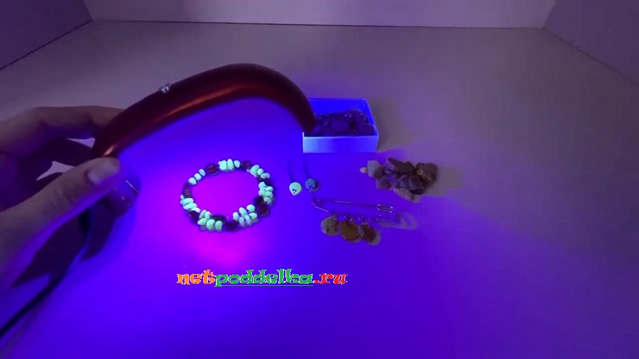 Как проверить подлинность янтаря ультрафиолетом
